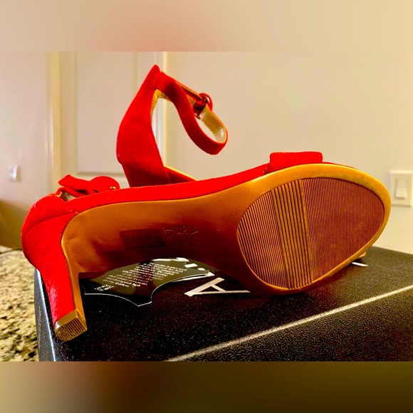 Naturalizer Kingsley Hot Sauce genuine suede shoes in size 6M. - Picture 5 of 5